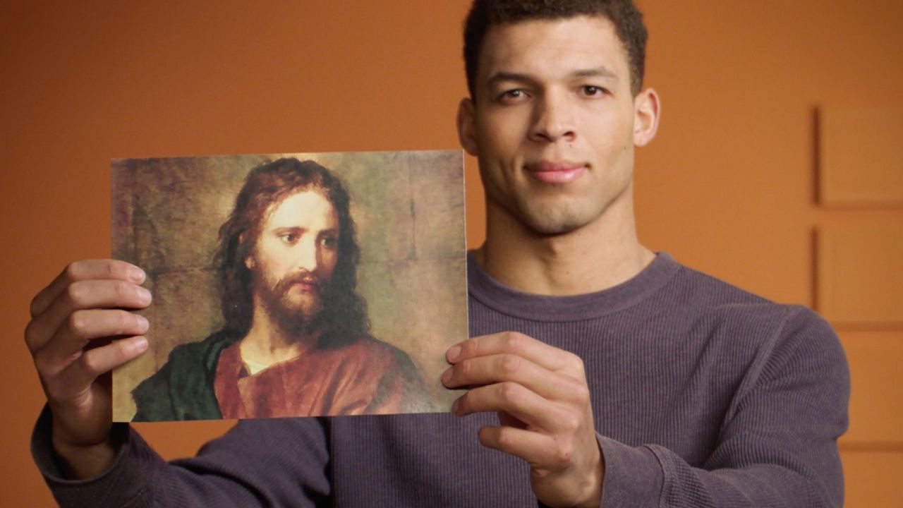 Un hombre sostiene una imagen de Jesucristo