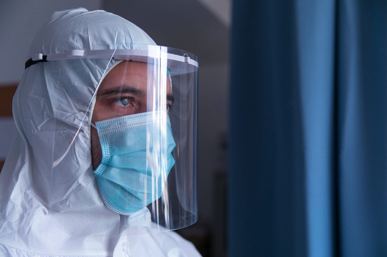 Un hombre vestido como Doctor sonríe