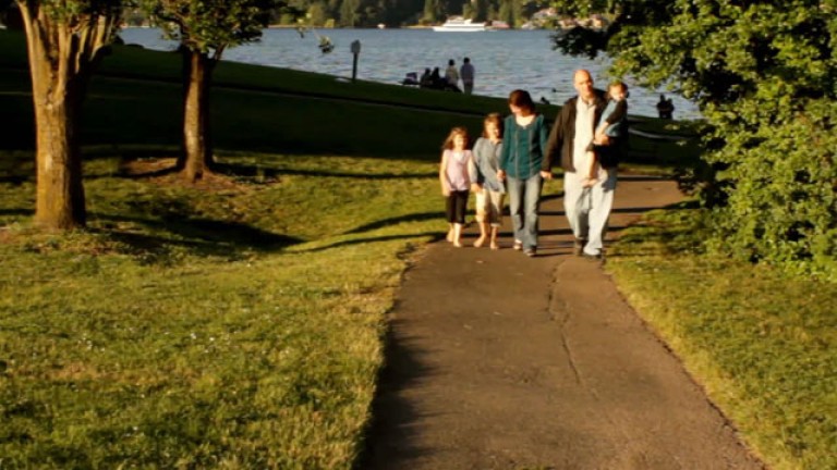 Una familia camina junta en un parque