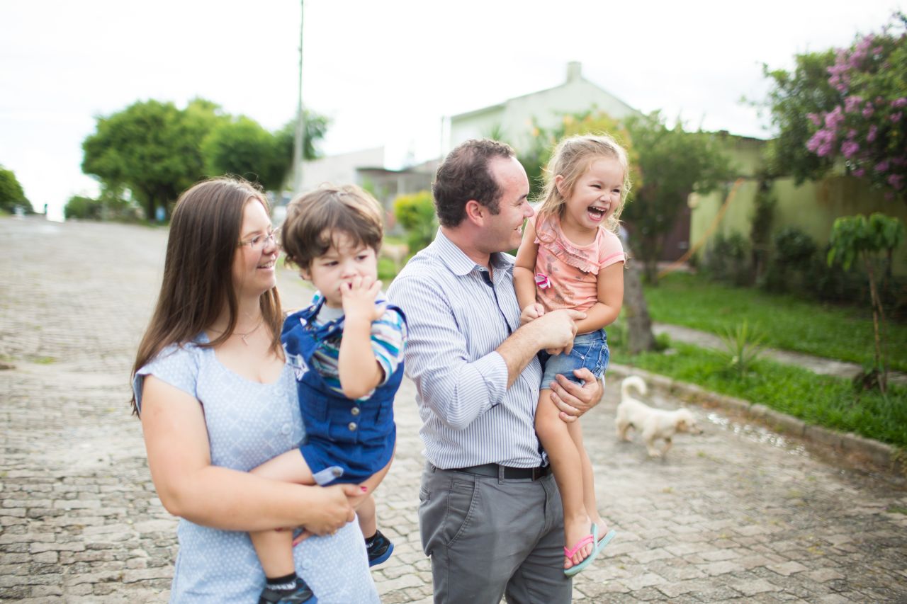 Familia caminando por una calle