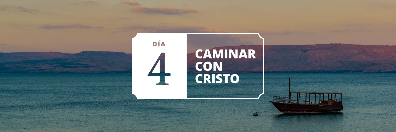Un barco amarrado en un puerto