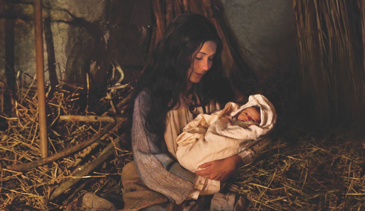 María sostiene al recién nacido Jesucristo en el establo