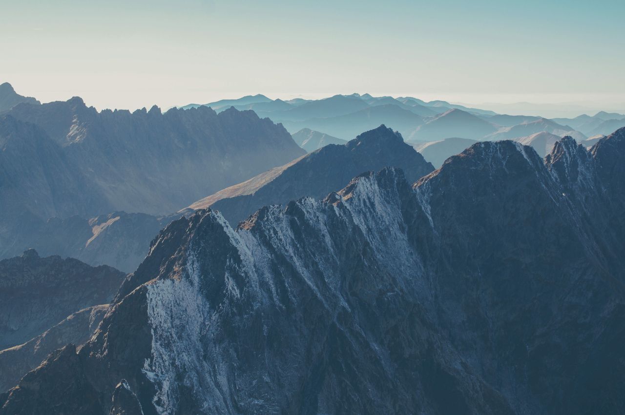Las cumbres de unas montañas muestran la magnificencia de Dios sobre todas las cosas