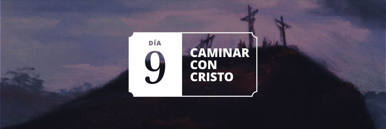 Jesucristo, entre dos ladrones, cuelga en la cruz