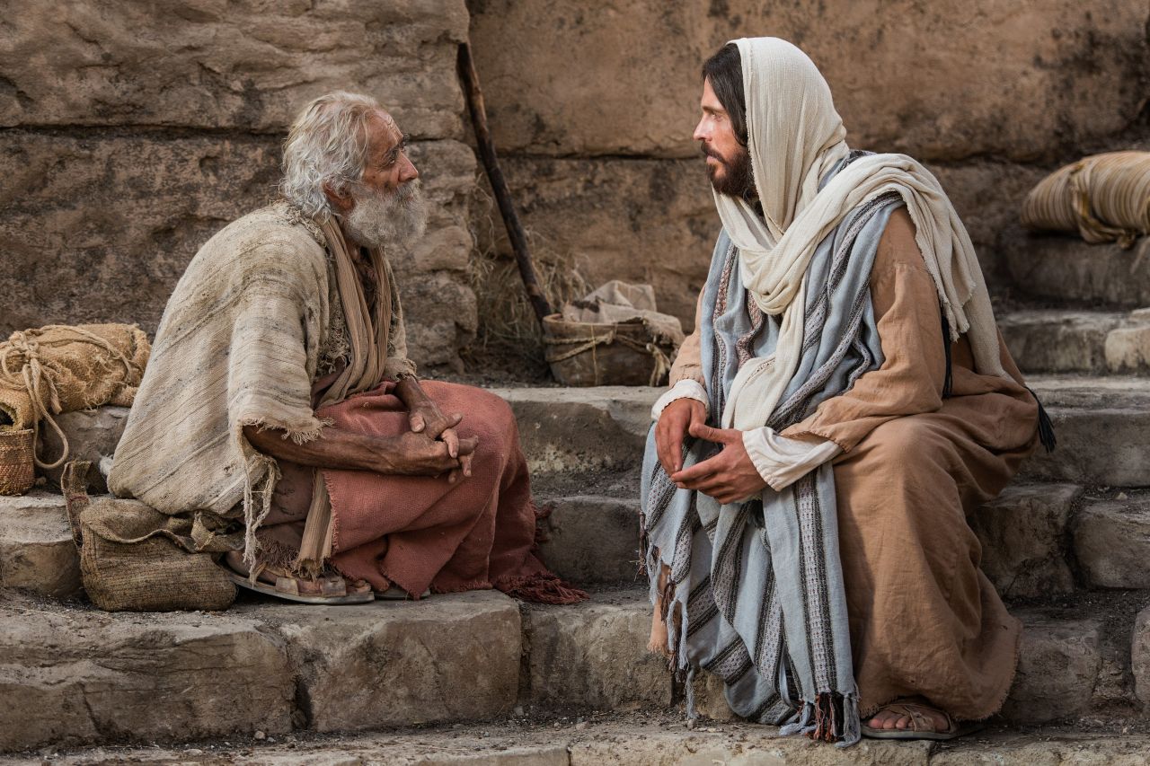 Jesucristo se sienta con un hombre a la orilla del estanque de Betseda
