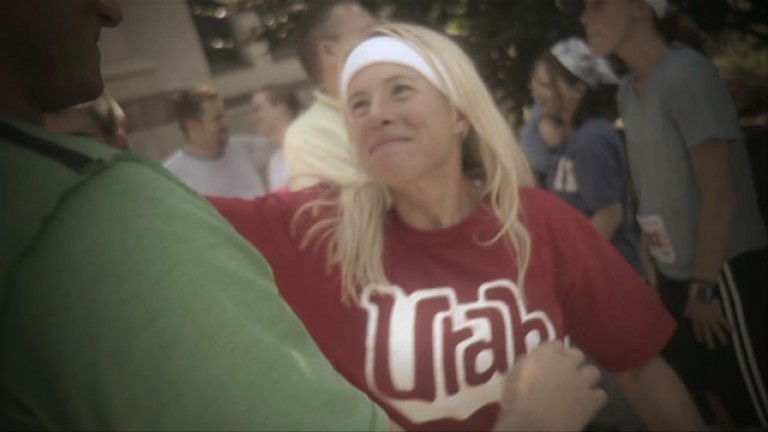 Una mujer celebra terminar un maratón
