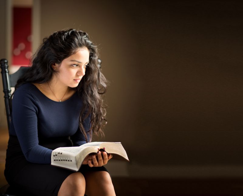 Una mujer reflexiona sobre la palabra de Dios