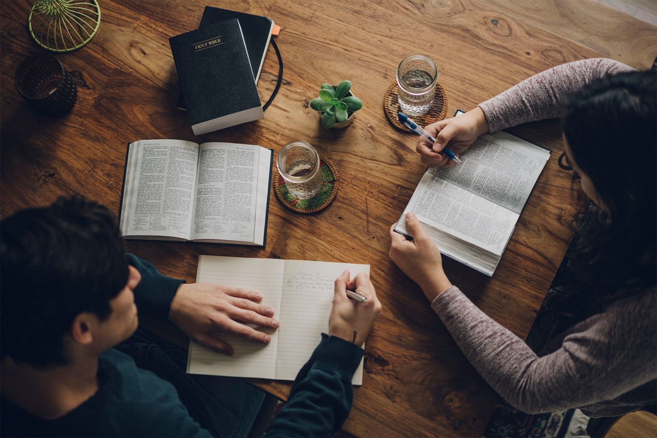 Una pareja estudia el Libro de Mormón y aprende del Espíritu Santo