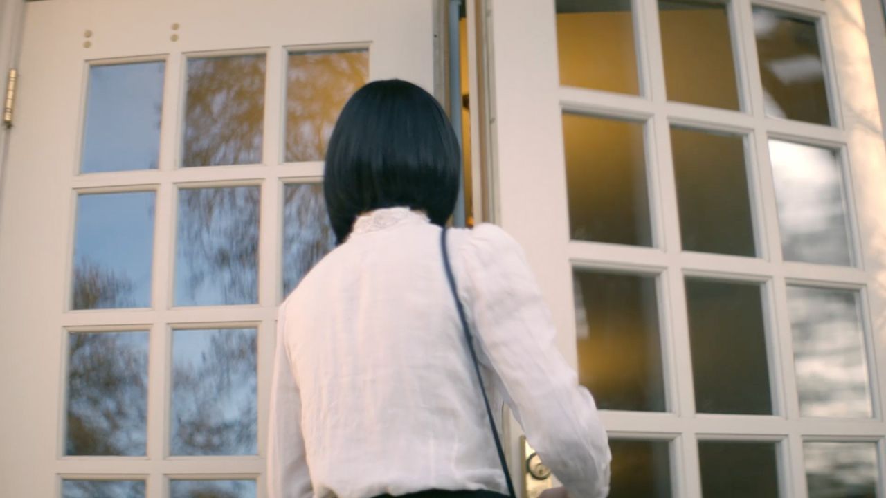 Mujer entrando a la Iglesia