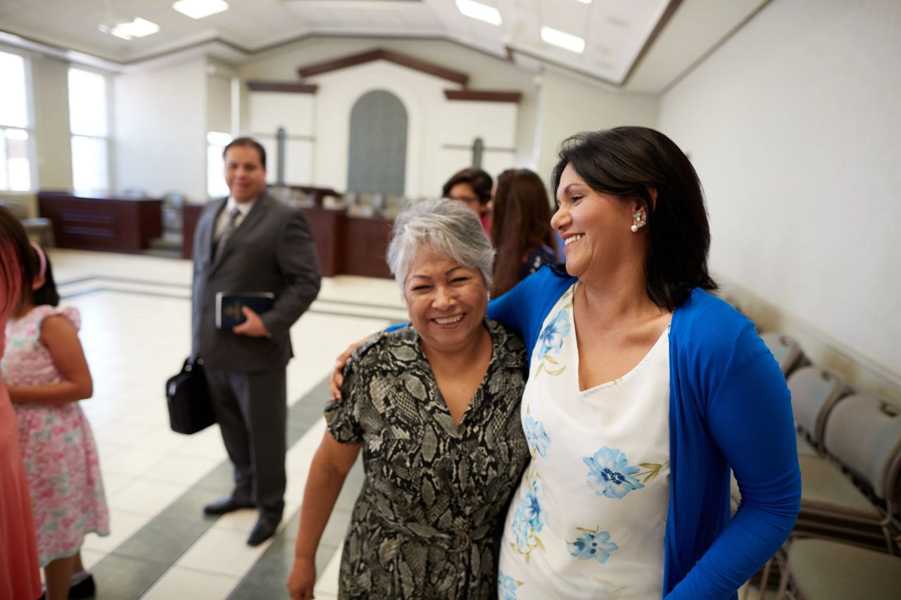 Dos mujeres en la Iglesia se abrazan