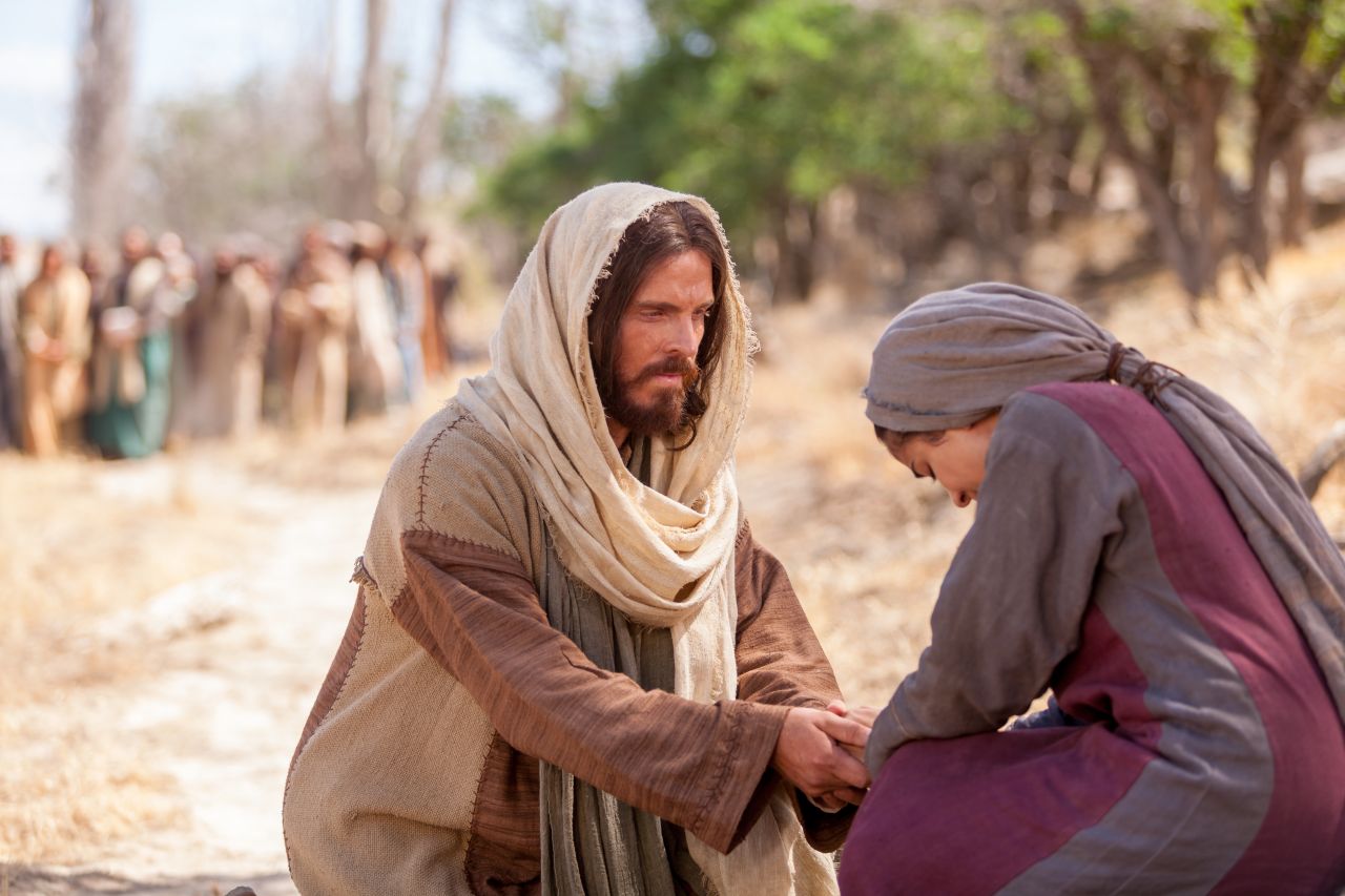 Jesús habla con amabilidad a una mujer
