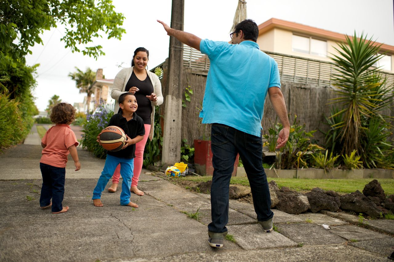 Una familia juega feliz en el patio de su casa