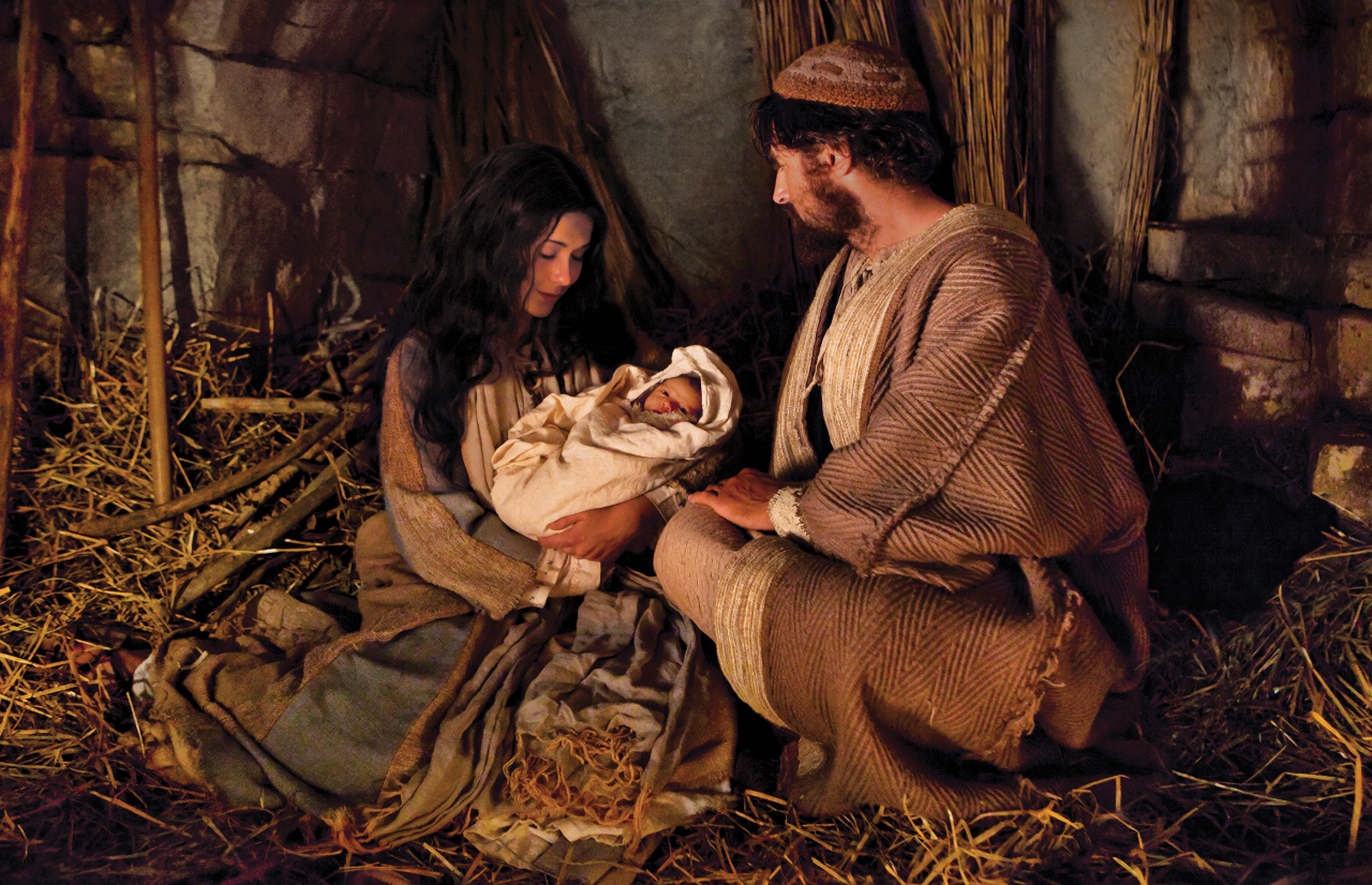 María y José sostienen al niño Jesús