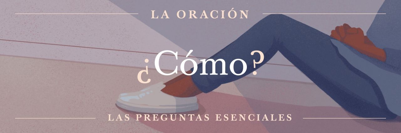 Una persona sentada en el suelo medita antes de ofrecer una oración