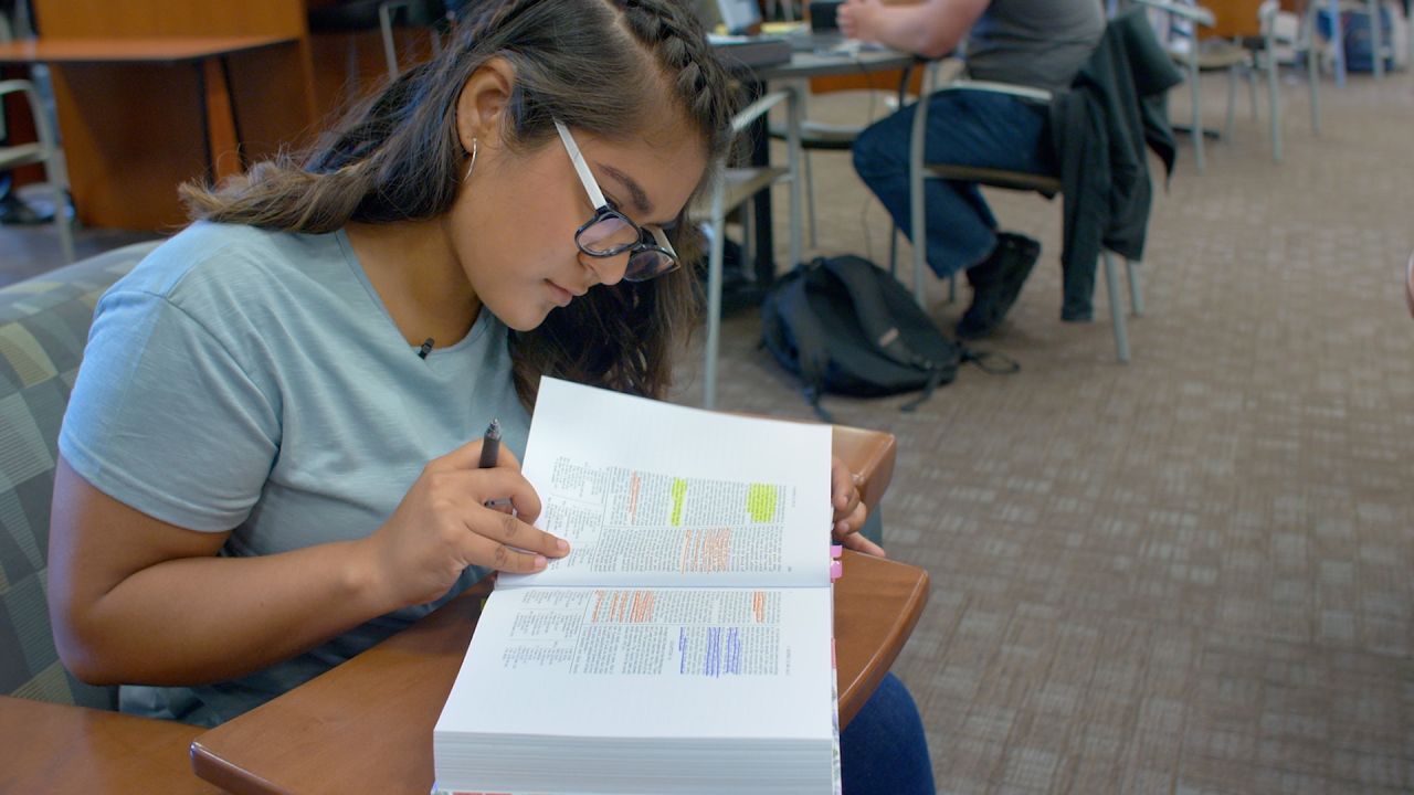 Alejandra testifica que el Libro de Mormón habla de Dios