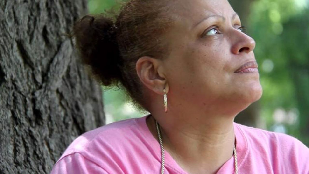 Una mujer mira al cielo y ora a Dios