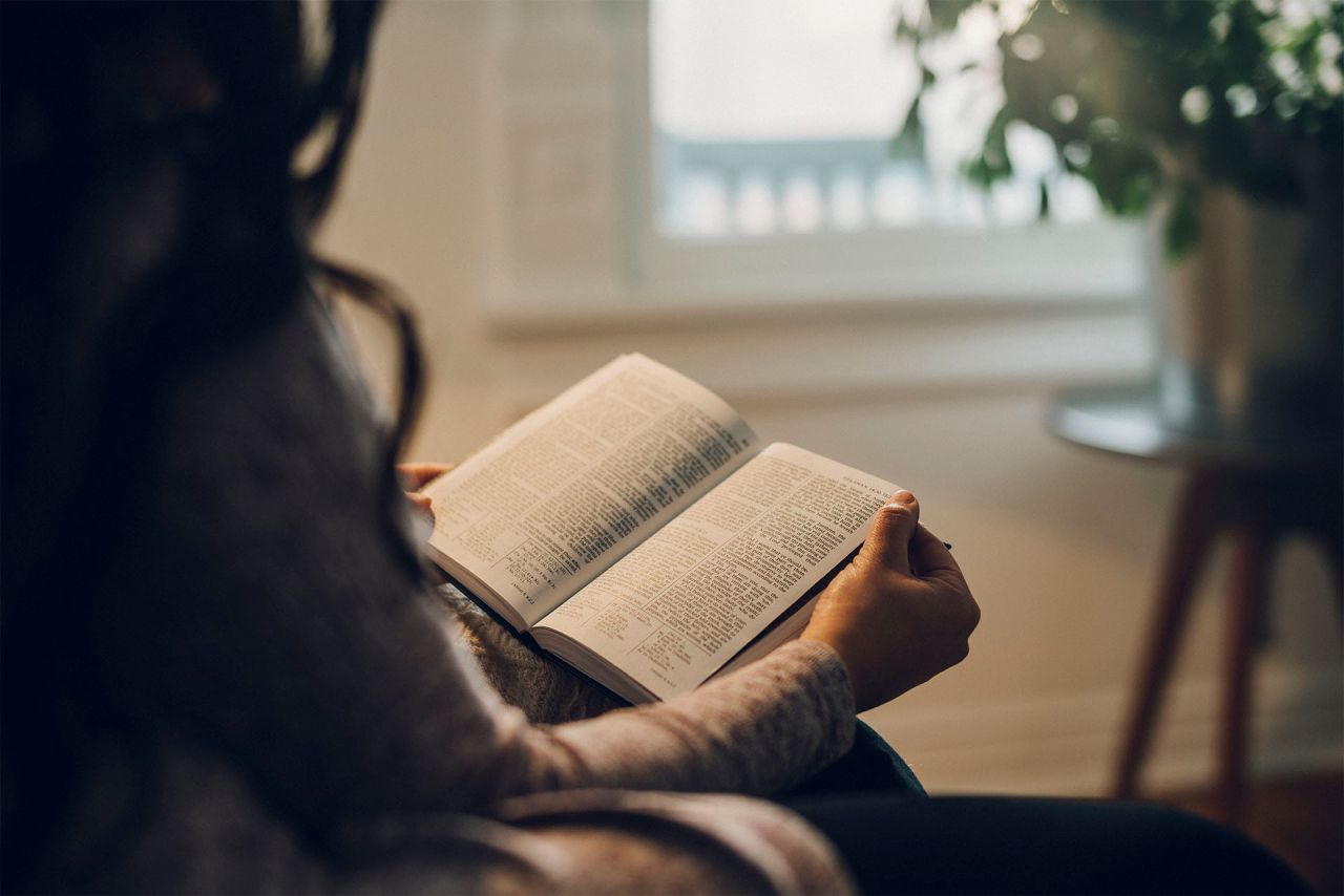 Una mujer estudia el Libro de Mormón y aprende sobre el Espíritu Santo