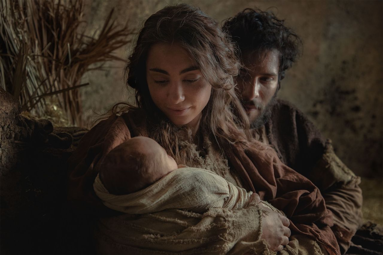 María y José sostienen al Niño Jesús