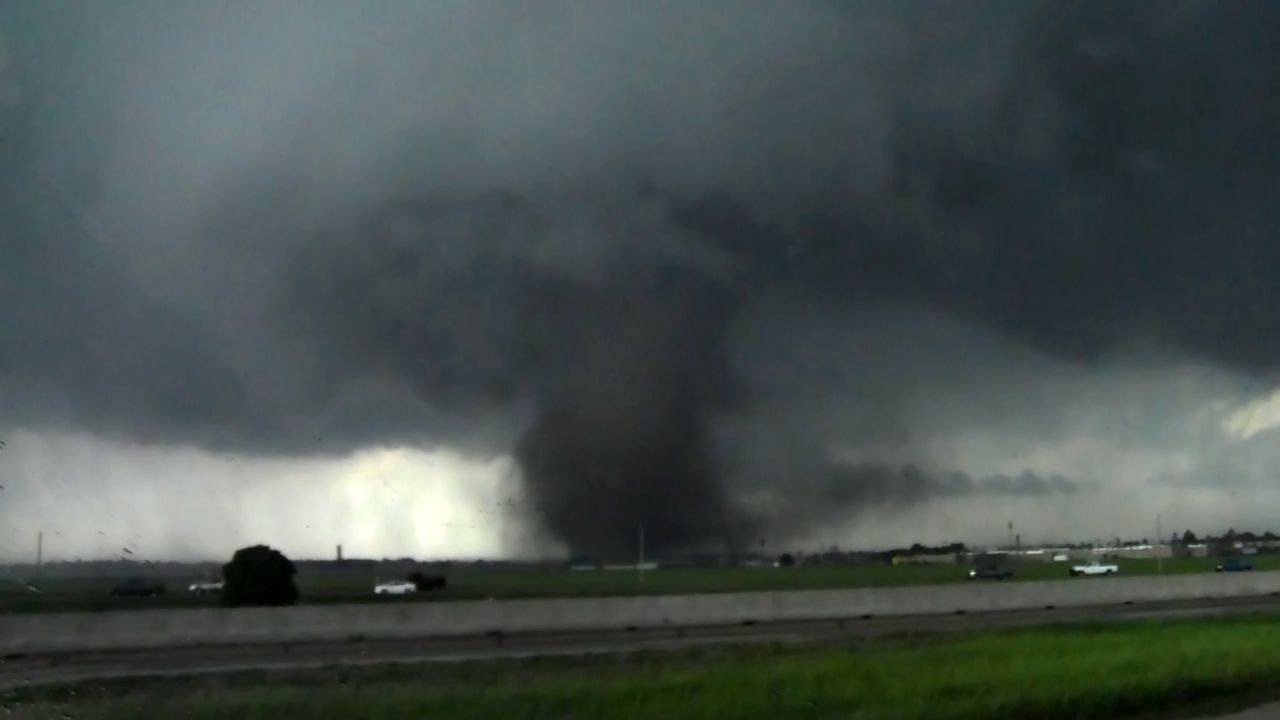 Un tornado se avecina a una ciudad