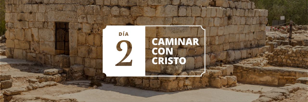 Un edificio en el desierto hecho de bloques de piedra
