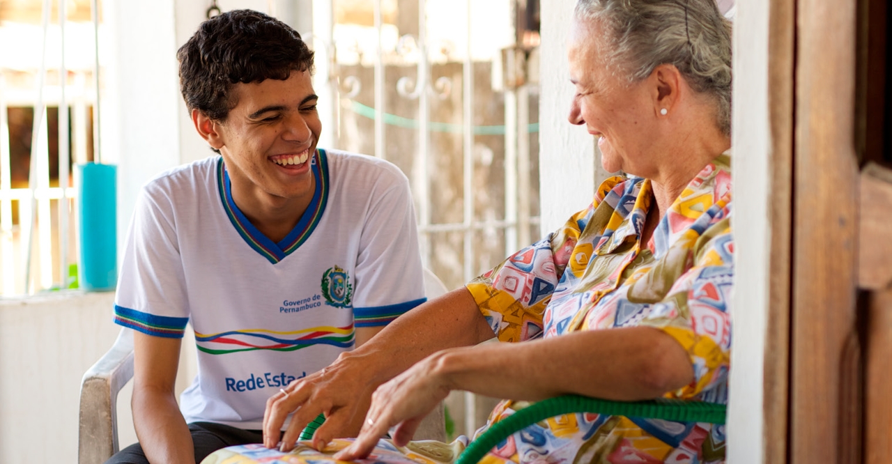 Un joven visita a su abuela