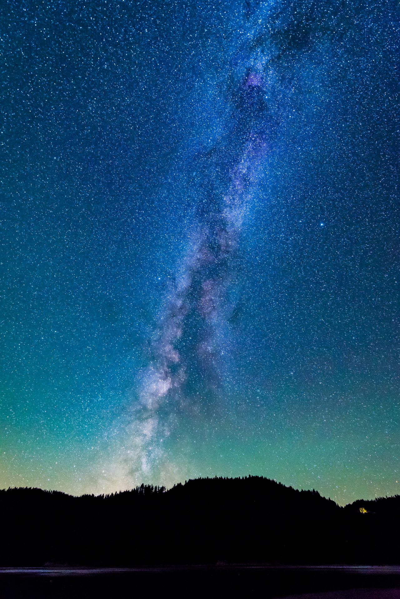La vía láctea se muestra resplandeciente en el cielo nocturno