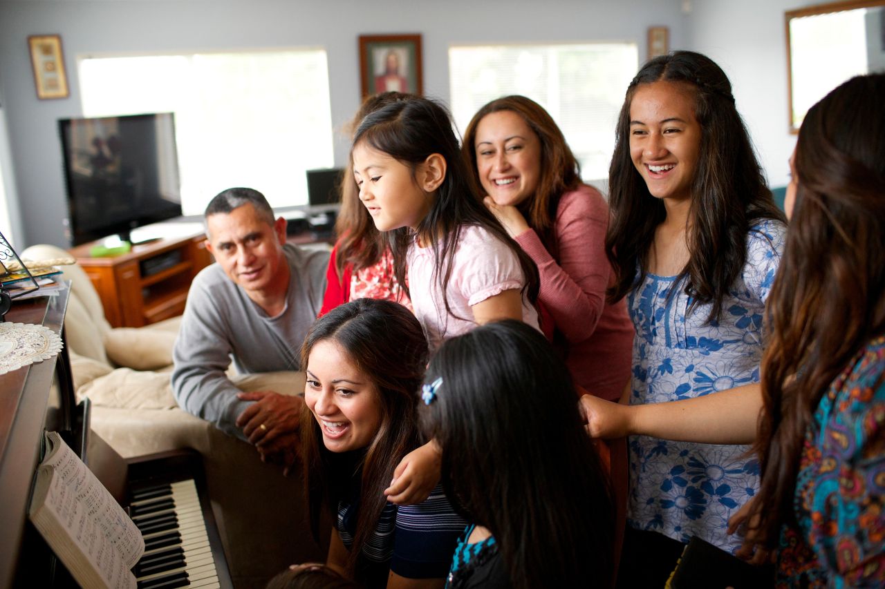 Familia pasando tiempo juntos y cantando