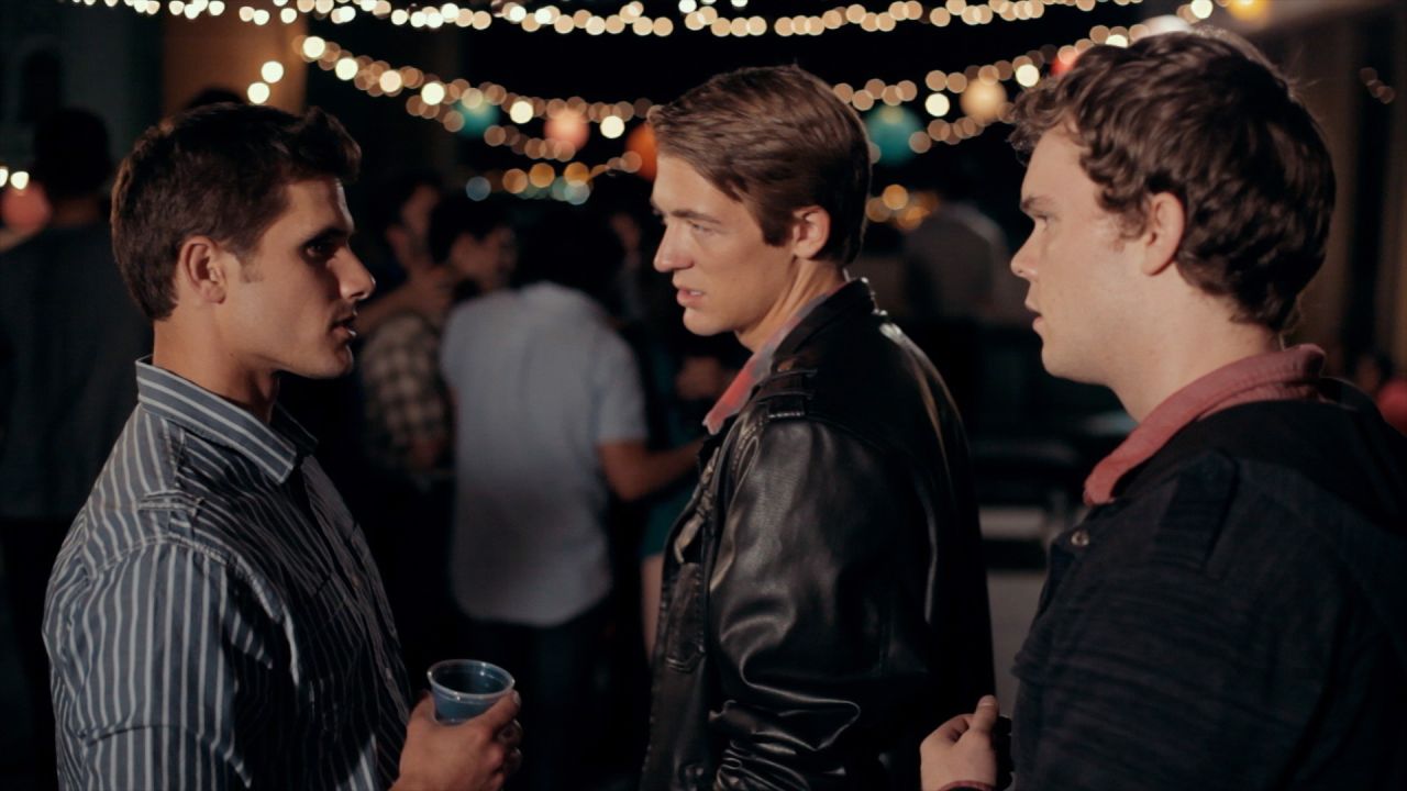 Un grupo de jóvenes tiene una conversación en una fiesta