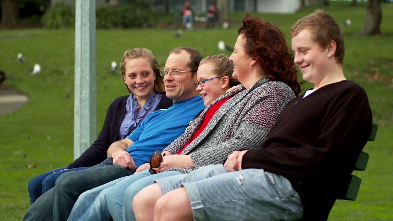 Una familia pasa tiempo junta en el parque