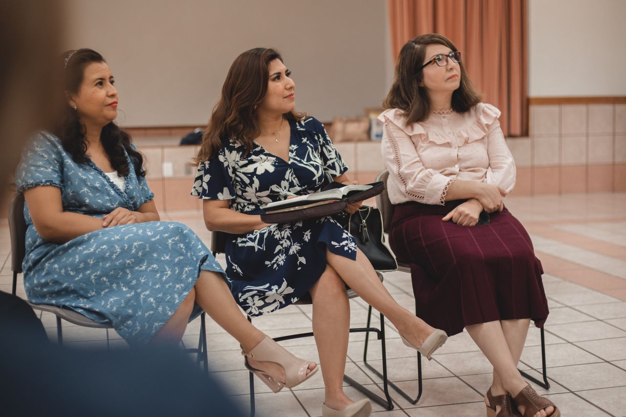 Mujeres participando en la Sociedad de Socorro