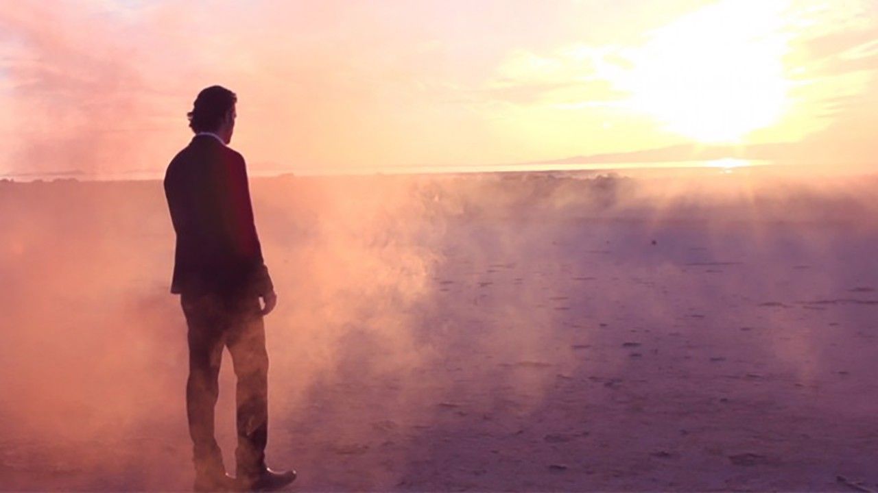 Un hombre ve hacia adelante reflexionando en Dios