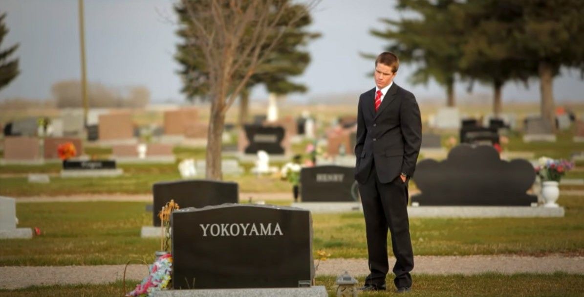 Un hombre en un cementerio contempla la vida y medita sobre la muerte