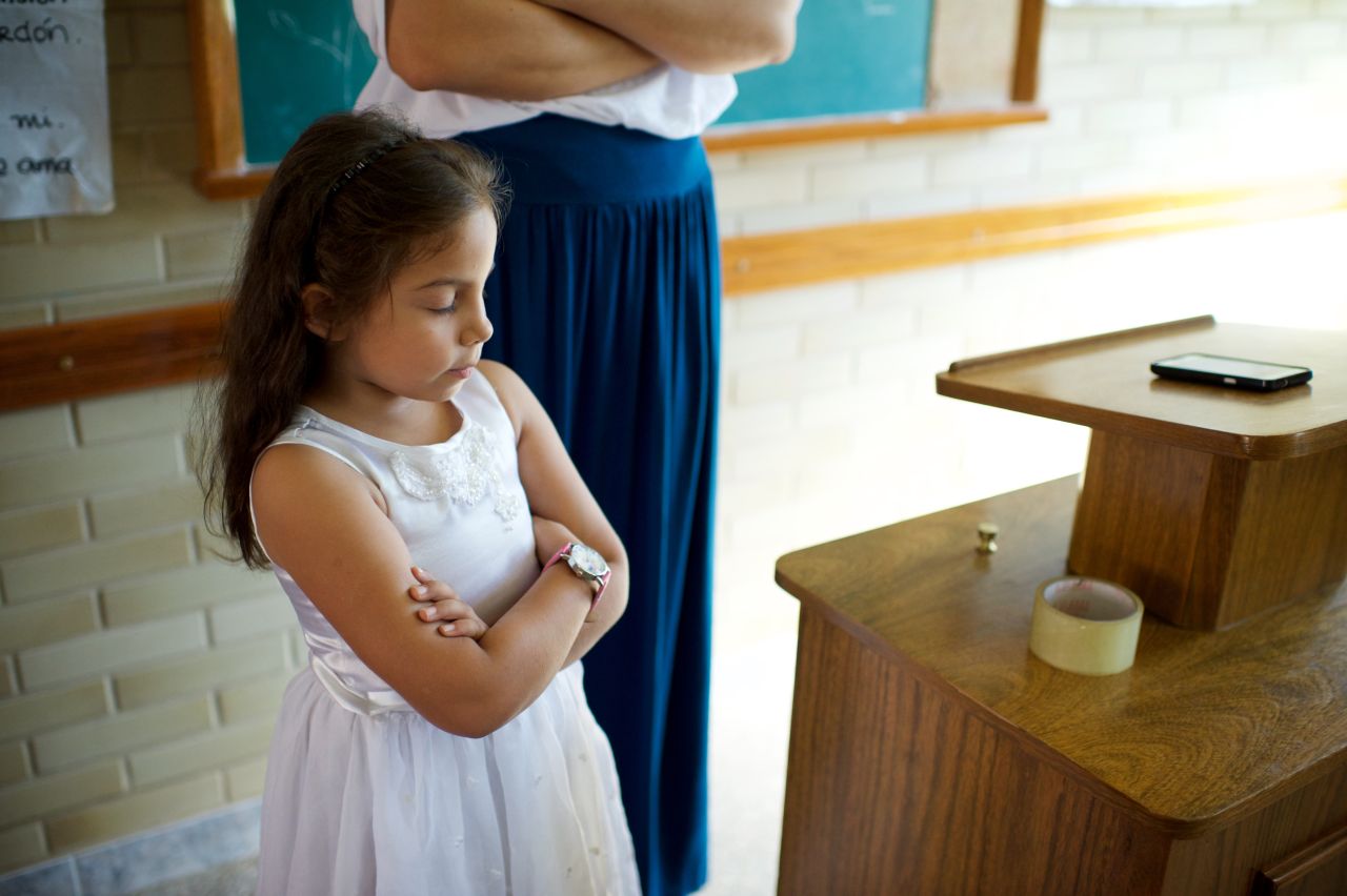 Pequeña ninã orando en la Primaria
