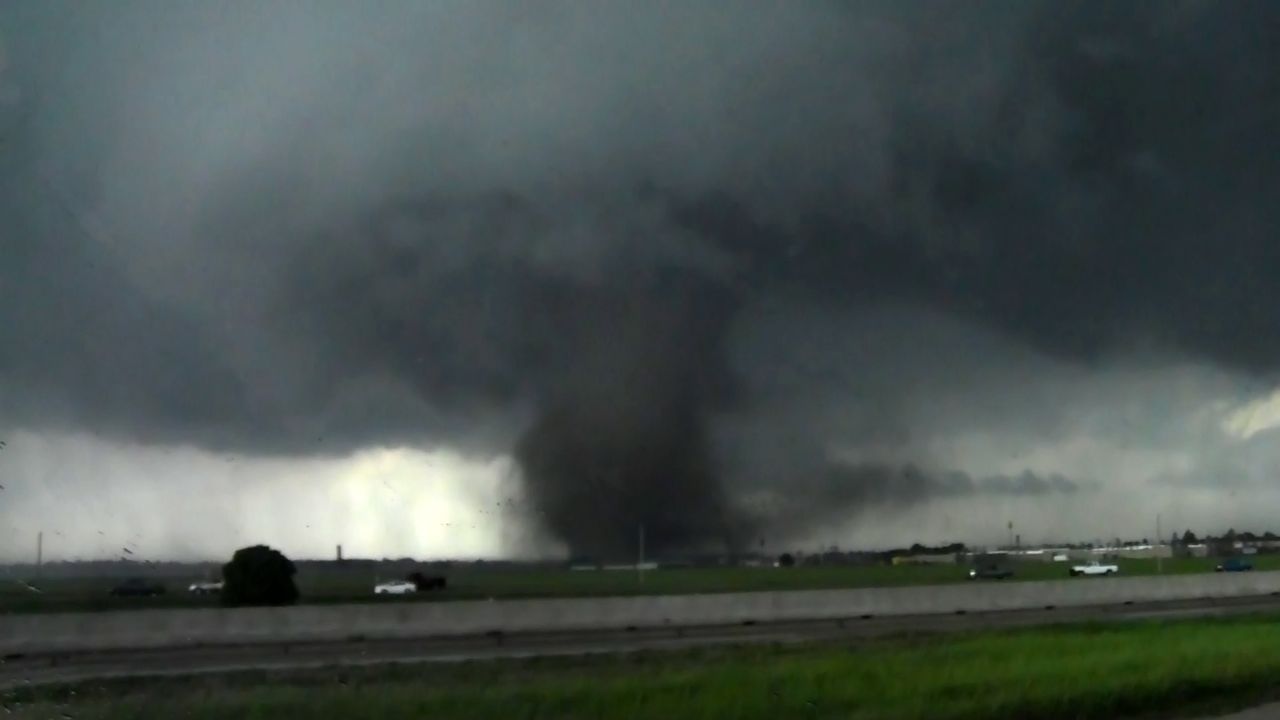 Un tornado se avecina a una ciudad