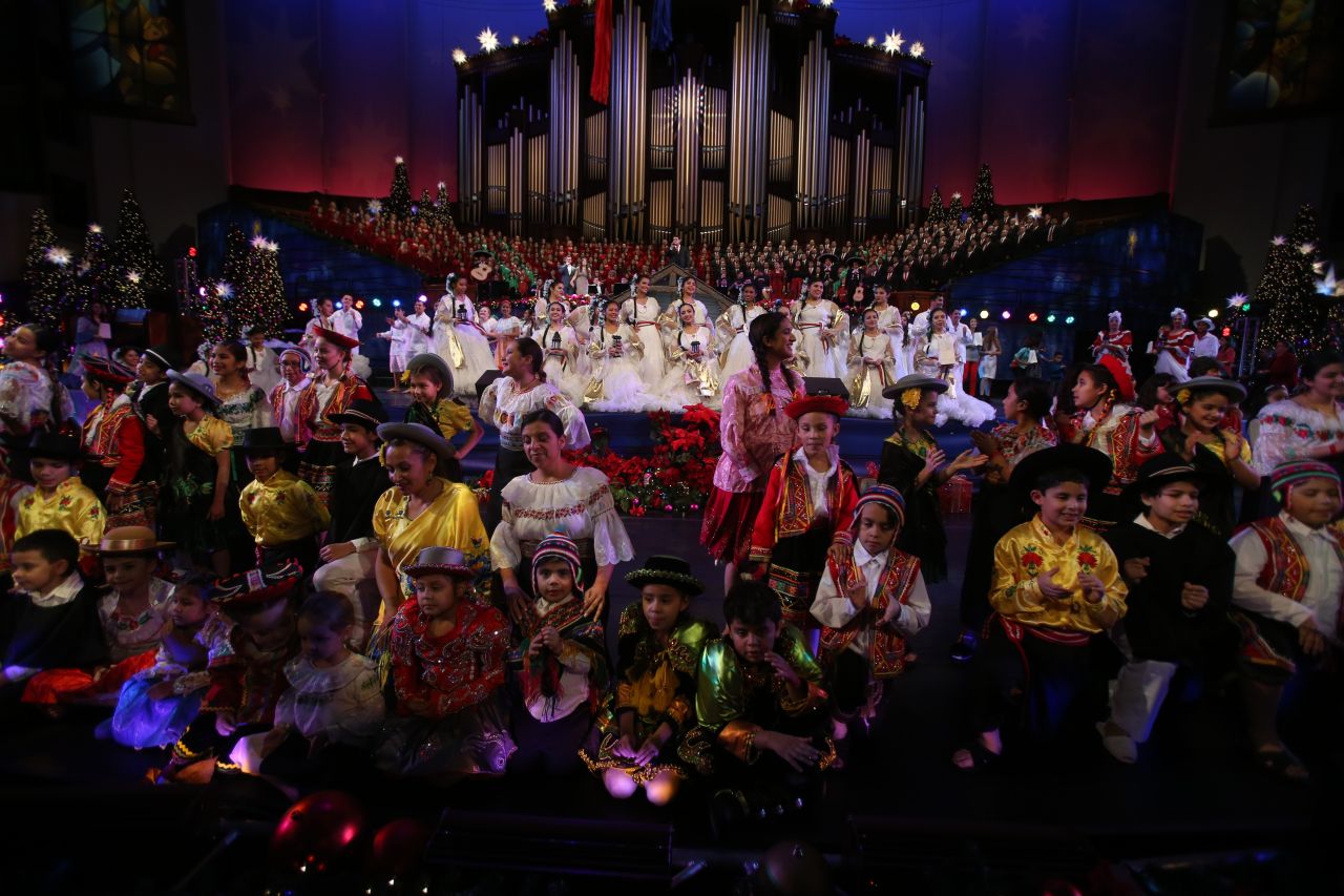 Personas bailan para celebrar la cultura latina