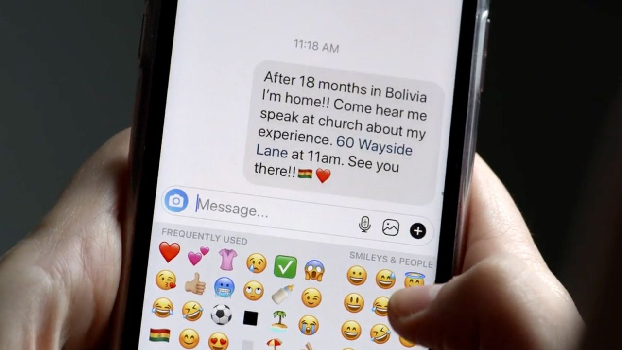 Una mujer invita a una amiga a la Iglesia a escucharla dar un discurso después de regresar de una misión en Bolivia