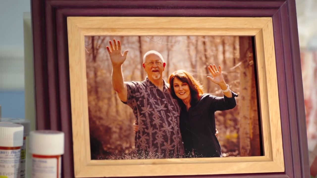 Foto de una pareja feliz saludando
