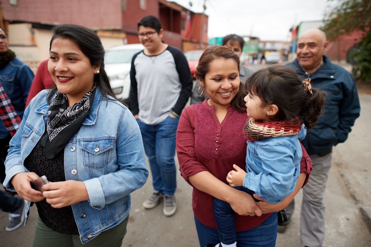 Una familia camina junta por la calle