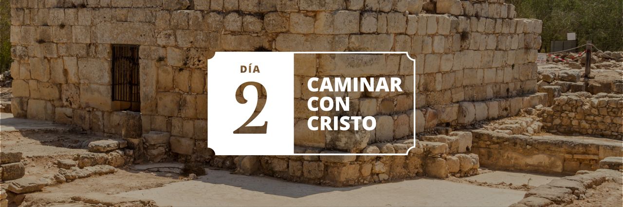Un edificio en el desierto hecho de bloques de piedra