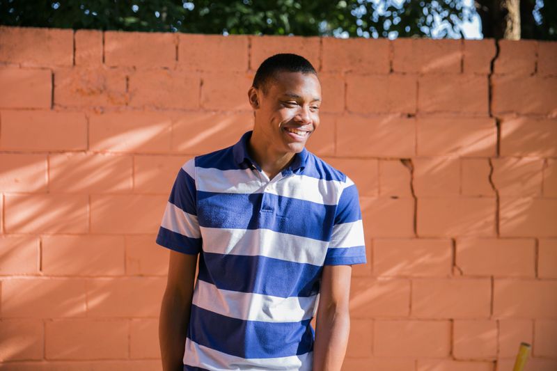 Un hombre disfruta de las bendiciones del Evangelio de Jesucristo