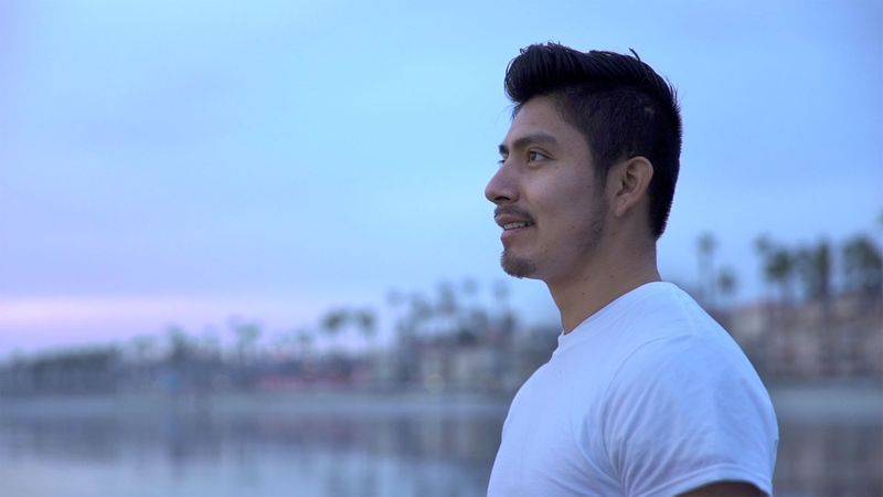 Un hombre mira hacia adelante con esperanza