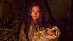 María sostiene al niño Jesús en la noche de Su nacimiento