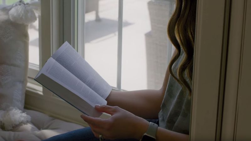 Una mujer lee la Biblia