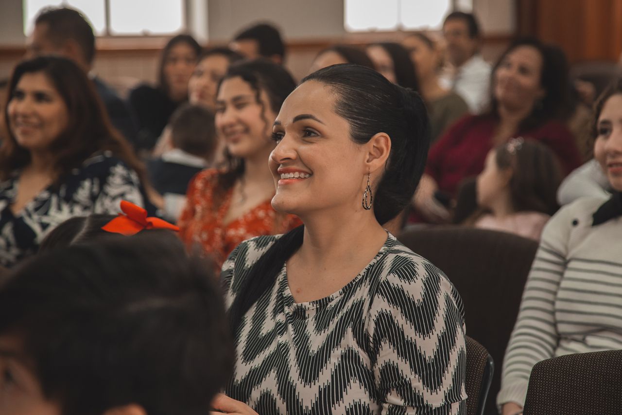 Una mujer asiste a la Iglesia y aprende de la palabra de Dios