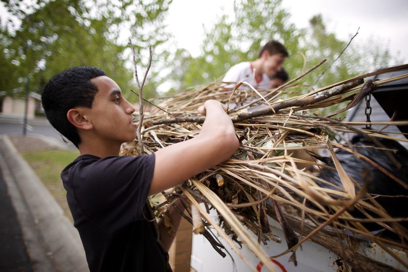 Un grupo de jóvenes presta servicio en su comunidad