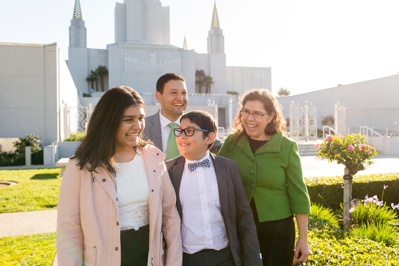 Una familia caminando por los jardines del templo