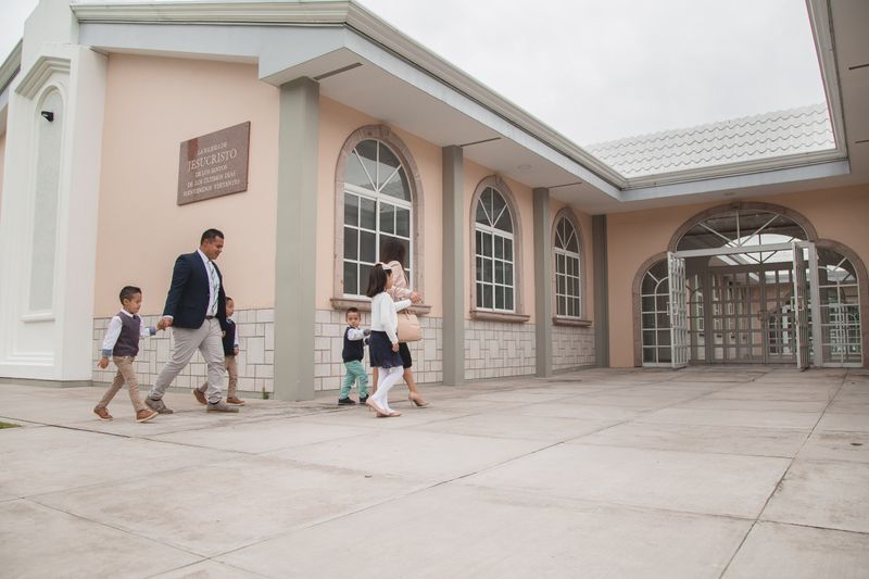 Una familia llega a un servicio dominical