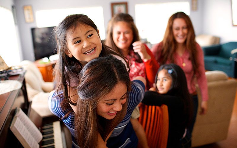 Una madre y sus hijas pasan tiempo juntas